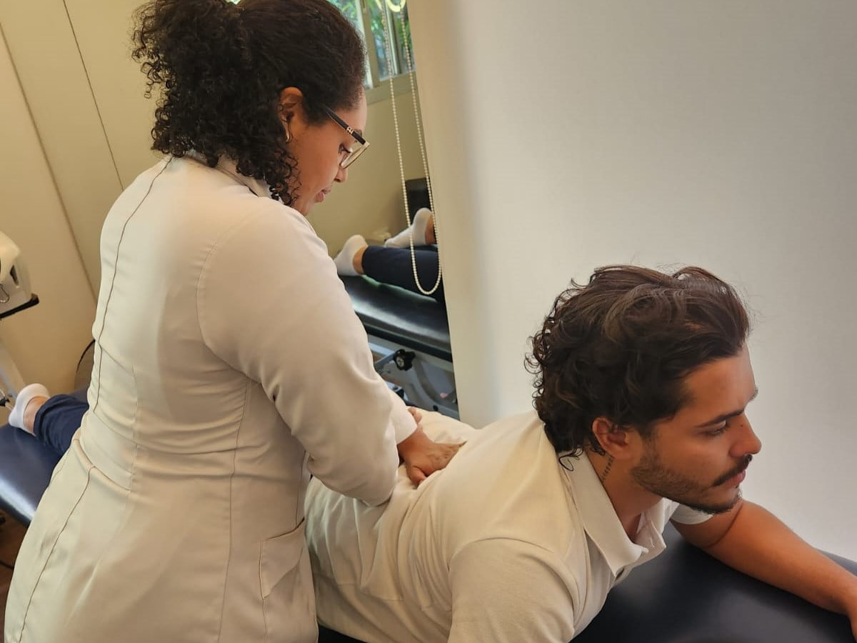 foto de médico especialista em coluna