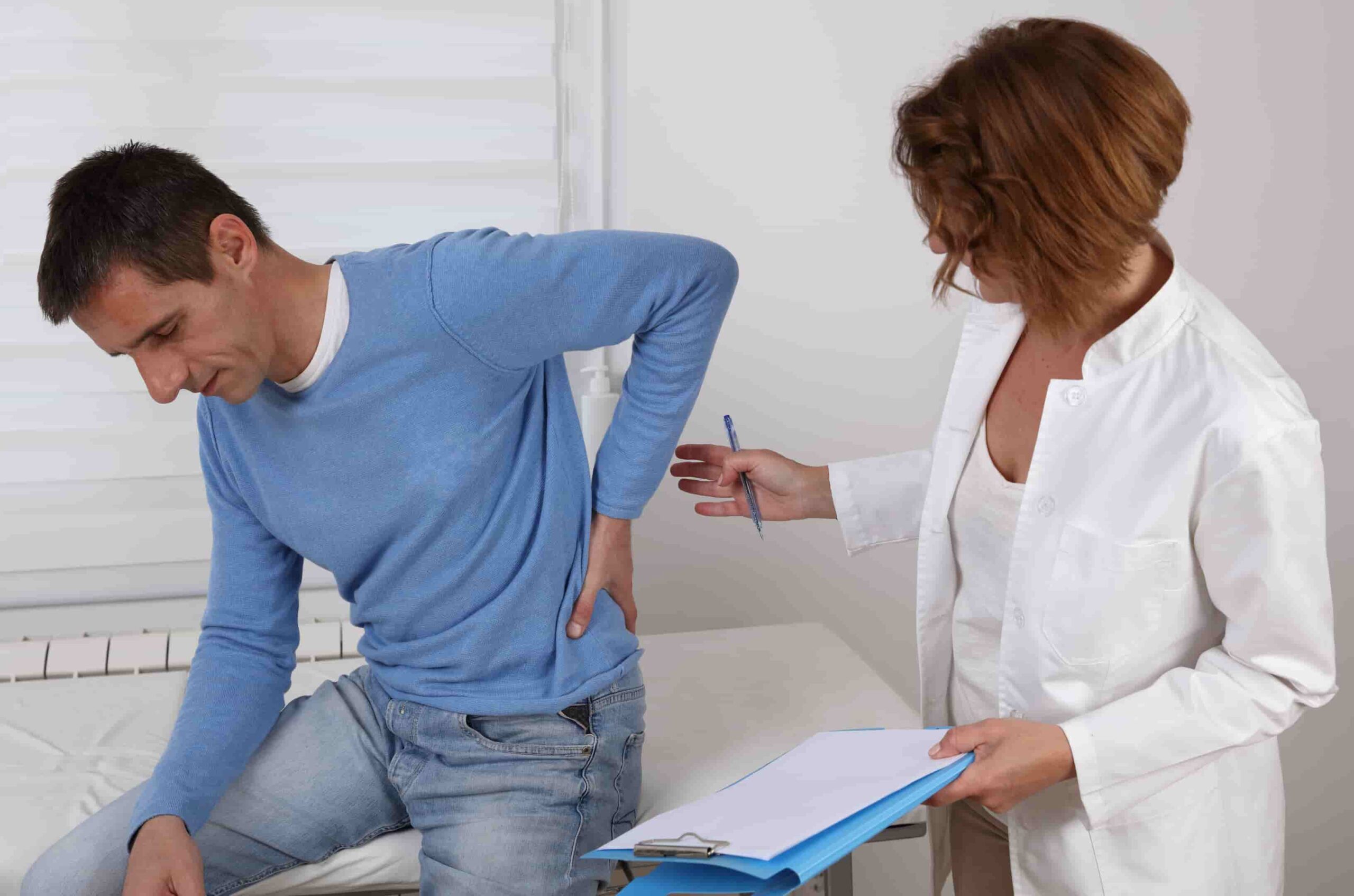 Fisioterapeuta realizando avaliação clínica em paciente com suspeita de abaulamento discal