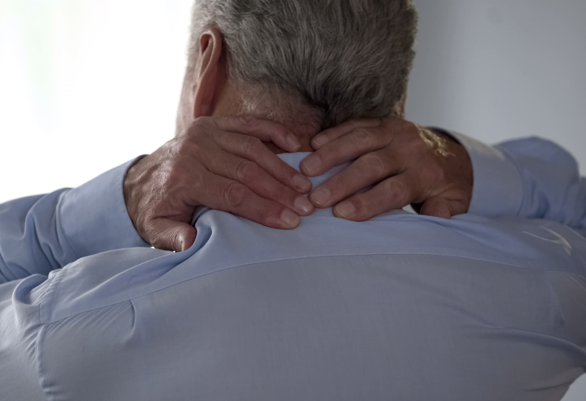 homem com dor na cervical, Cervicalgia