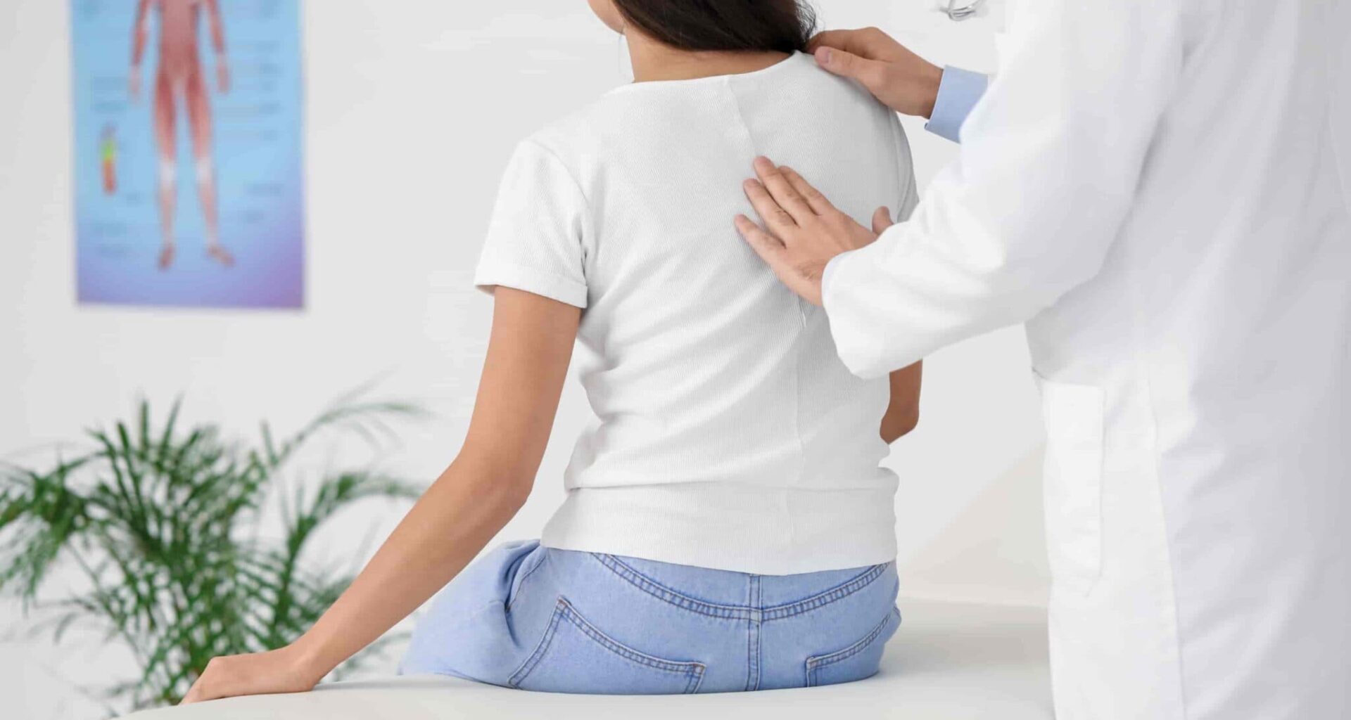 Fisioterapeuta realizando avaliação clínica em paciente com suspeita de escoliose