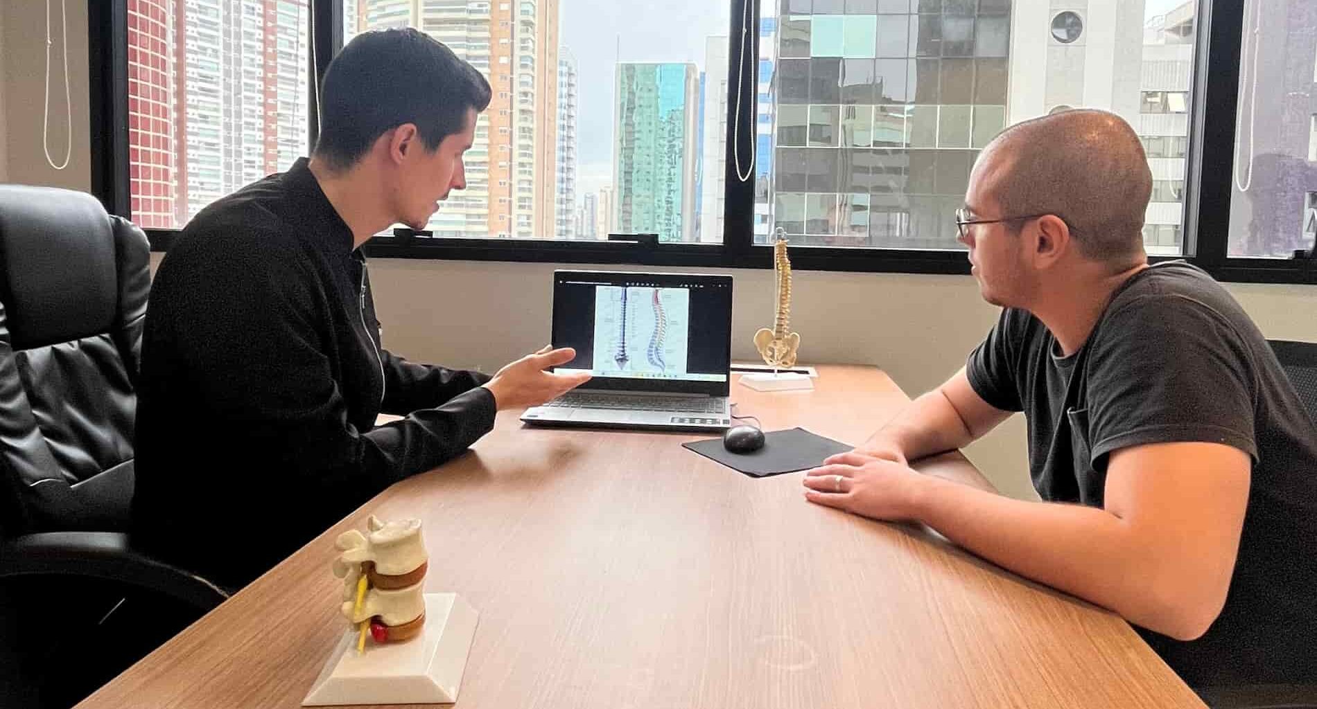 foto de fisioterapia para coluna vertebral