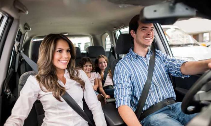 família no carro com cintos de segurança afivelados