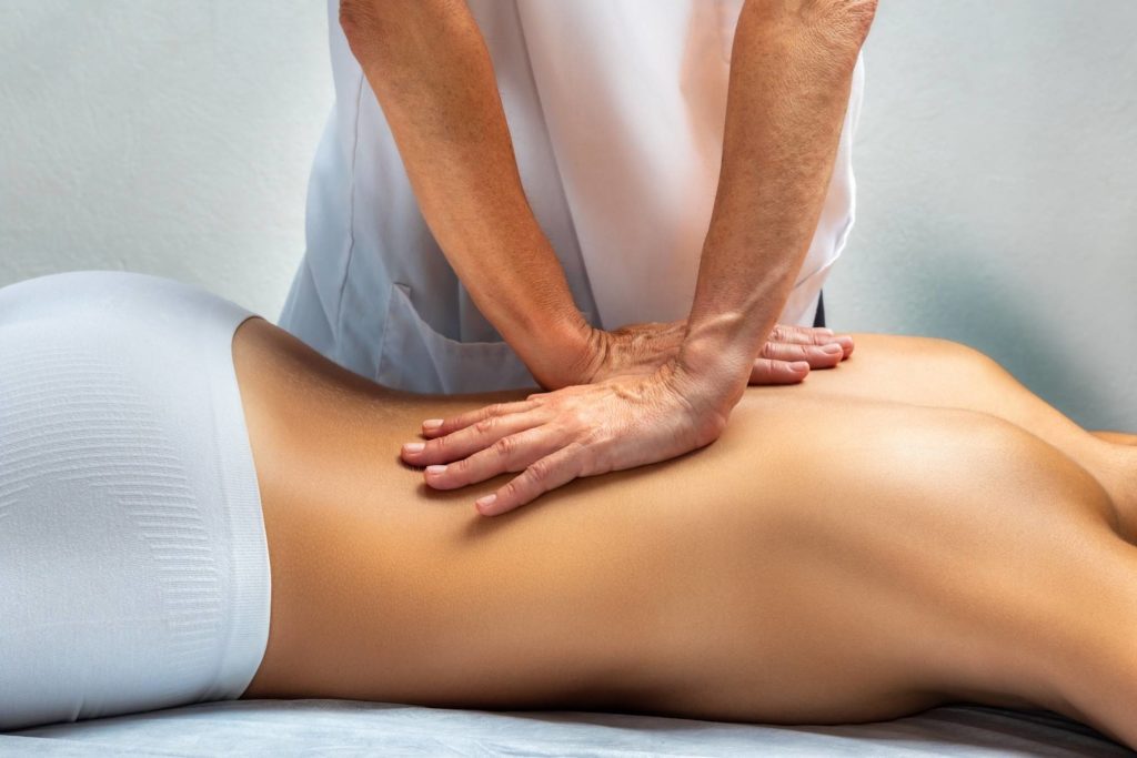 paciente recebendo massagem para Tratamento Caseiro Para Dor No Nervo Ciatico