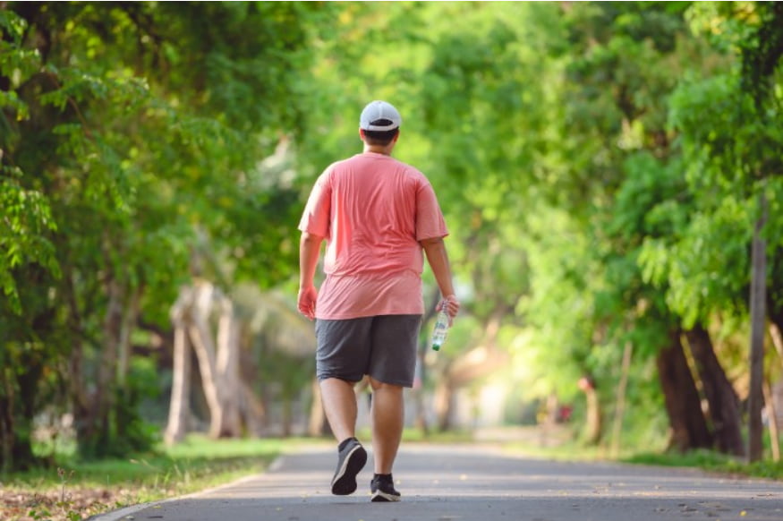 homem com excesso de peso caminhando