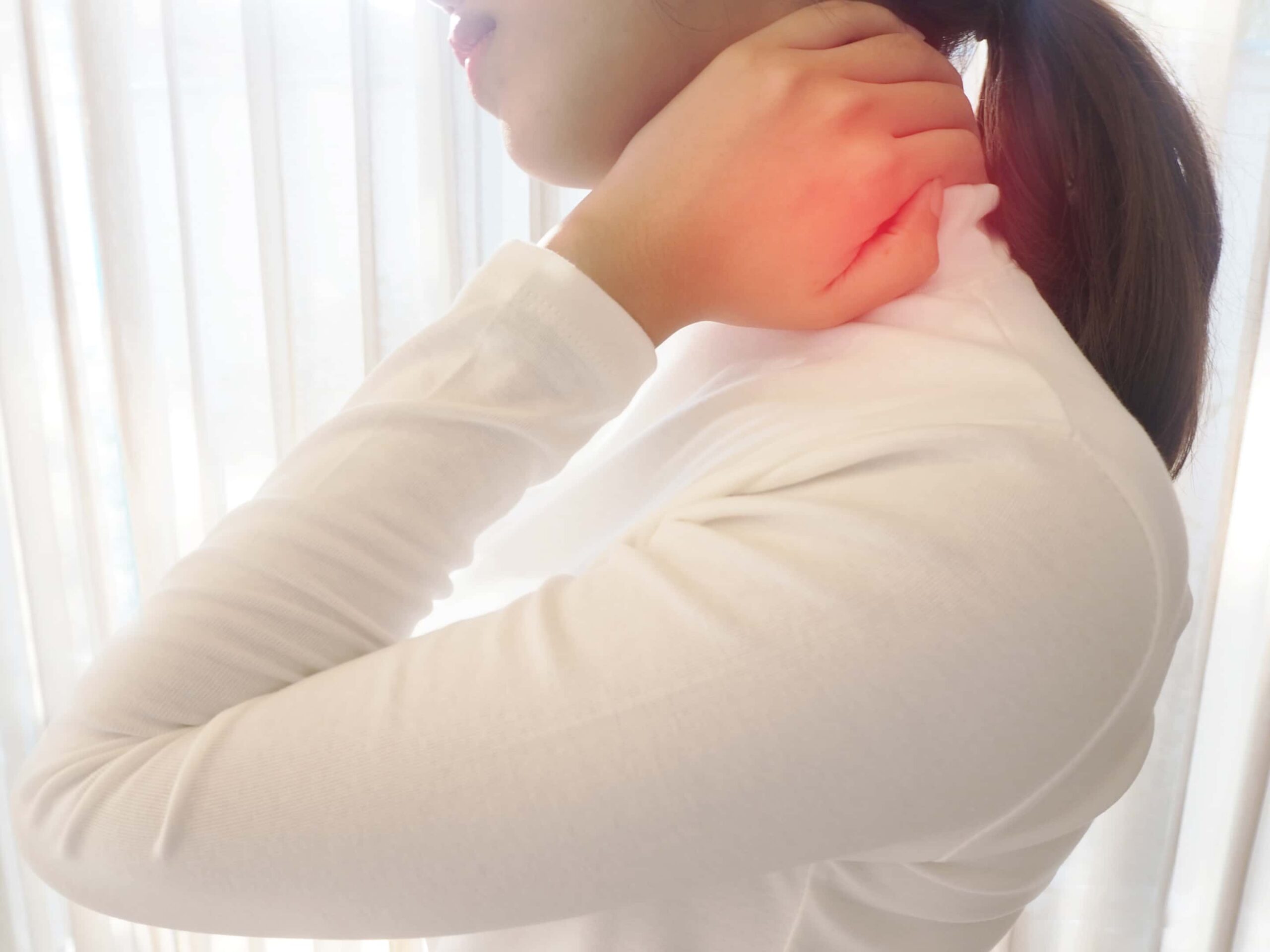 mulher com dor na cervical