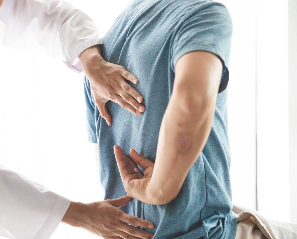 fisioterapeuta fazendo exercícios para lombalgia em idosos
