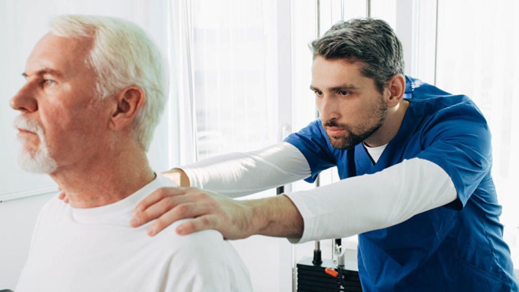 fisioterapeuta fazendo exercícios para lombalgia em idosos