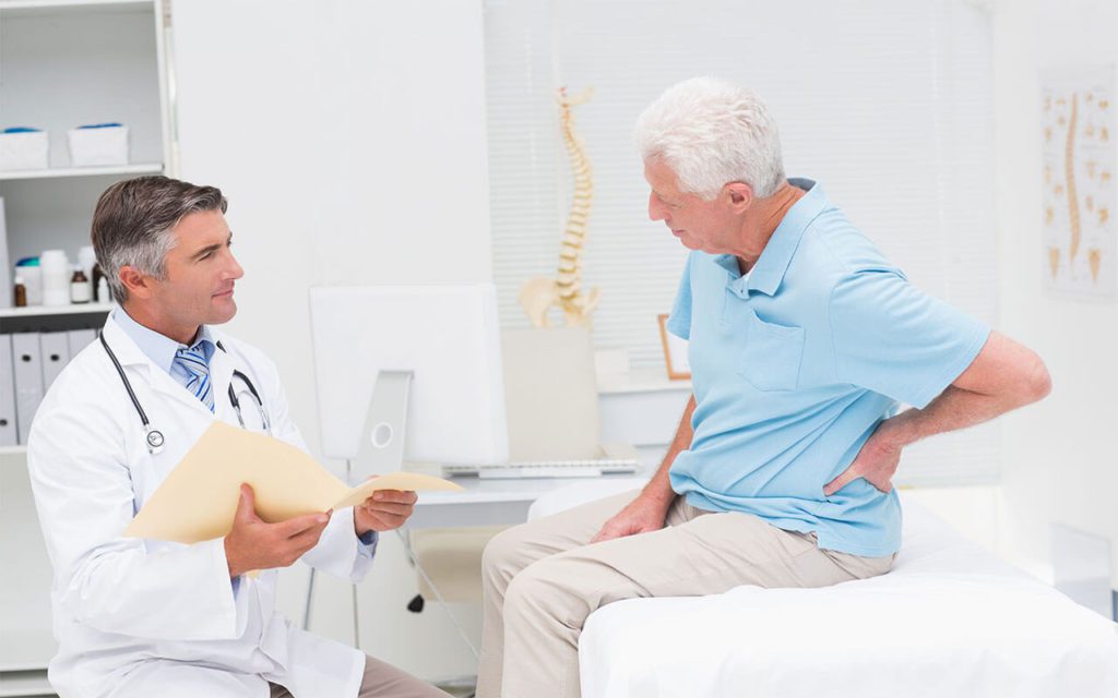 senhor de idade em consultório médico para ver se retrolistese aposenta por invalidez