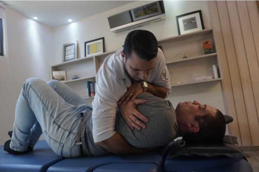 fisioterapeuta executando fisioterapia manual em paciente