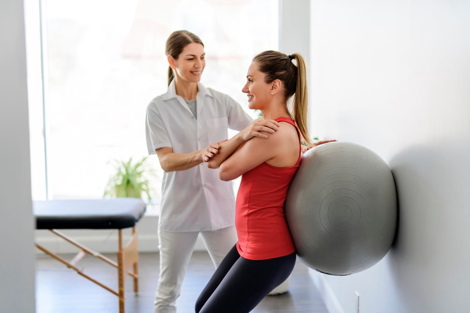 fotos de exercícios para aliviar dor na coluna