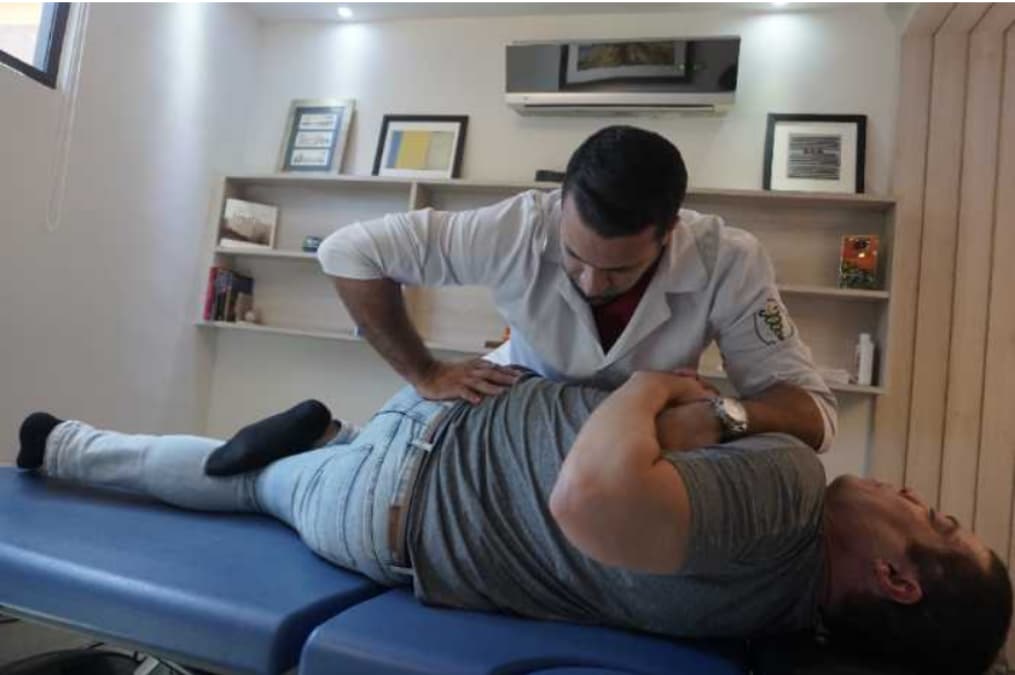 fisioterapeuta executando osteoparia