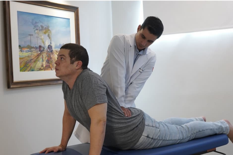 fisioterapeuta executando técnica McKenzie