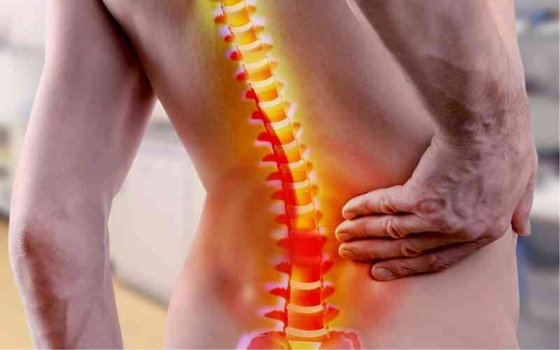 homem com osteomielite vertebral