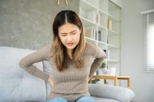 Uma coluna lombar inflamada ocorre quando os tecidos moles, músculos e ligamentos das costas ficam inchados ou irritados.