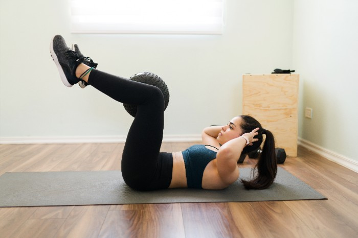 mulher fazendo exercício para core