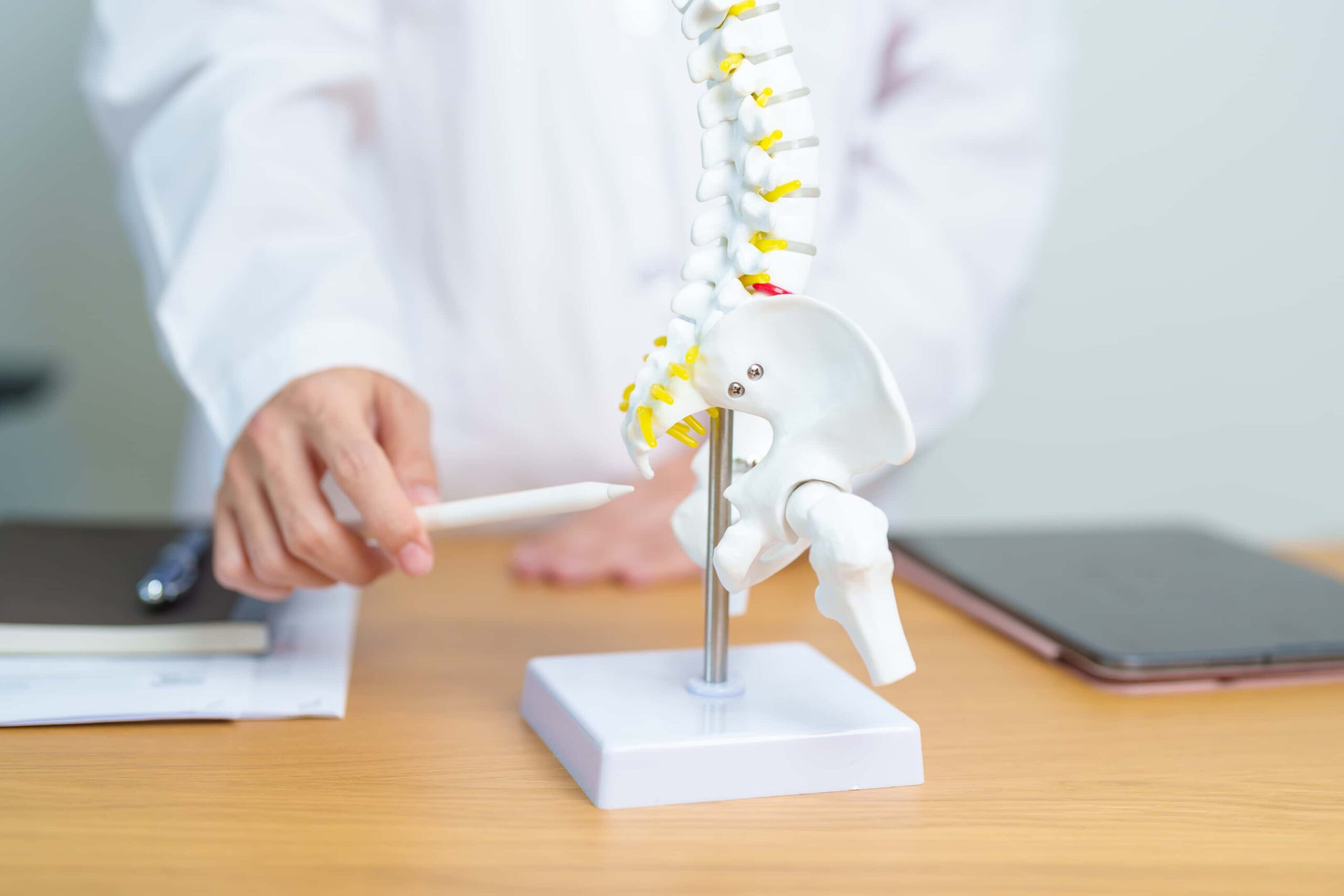 fisioterapeuta analisando cóccix