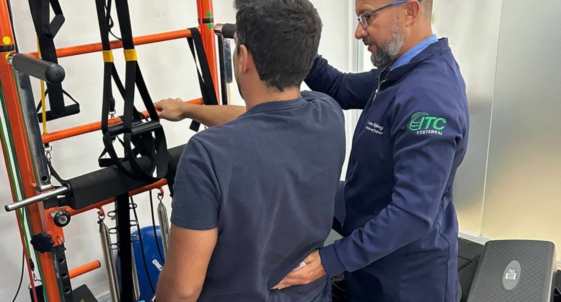 Fisioterapeuta instruindo paciente durante exercício de fortalecimento da coluna