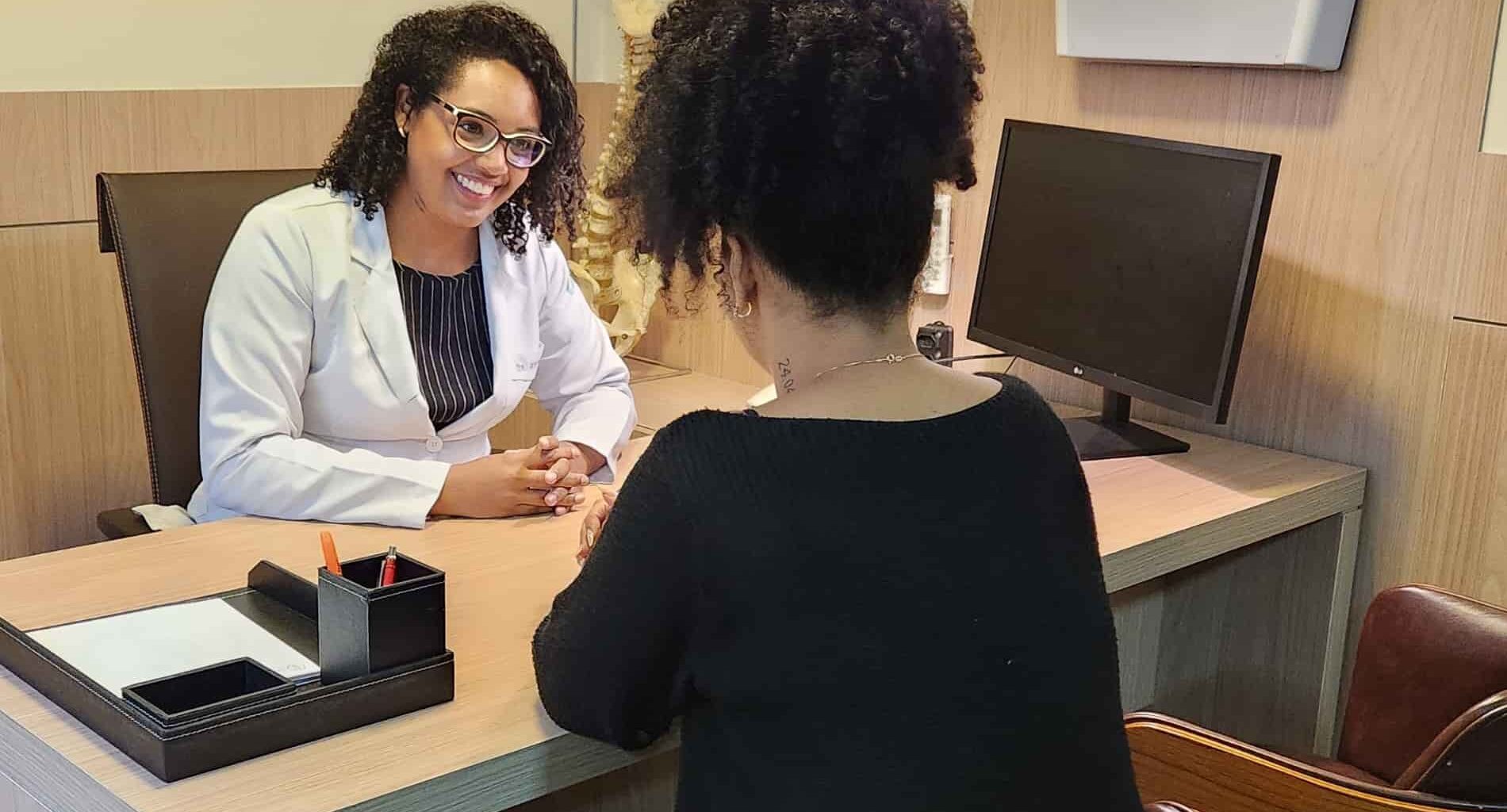 Consulta médica para avaliação de hérnia de disco L4 L5 tratamento