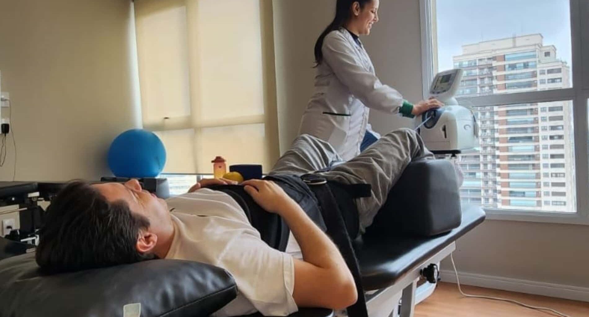 Paciente em tratamento da hérnia de disco sem cirurgia utilizando mesa de tração