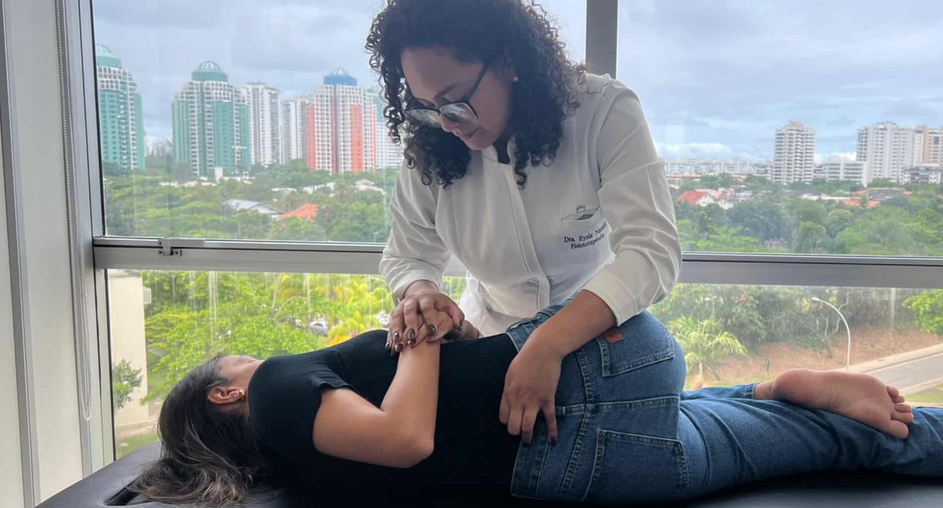 Fisioterapeuta realizando técnica de terapia manual para descompressão discal