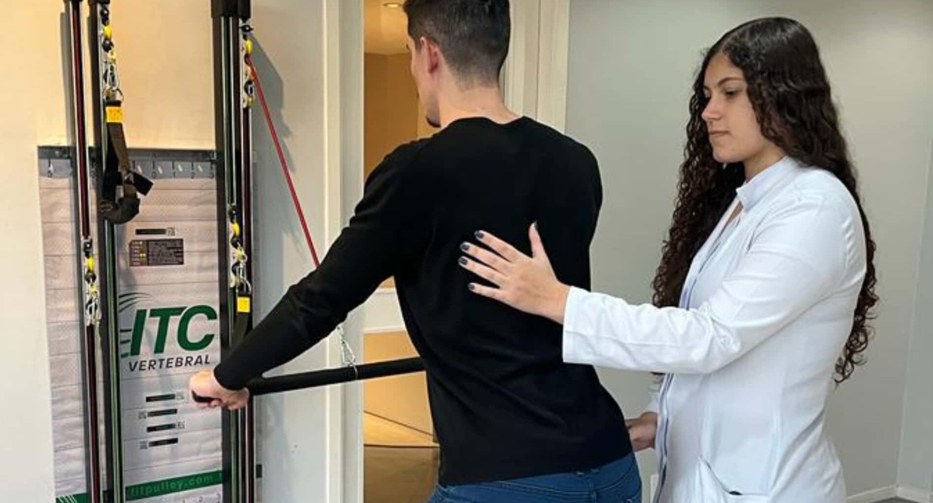 Paciente realizando exercícios de fortalecimento para descompressão da coluna sob supervisão