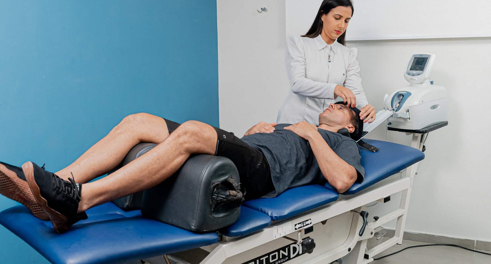 foto de como é a fisioterapia do itc vertebral