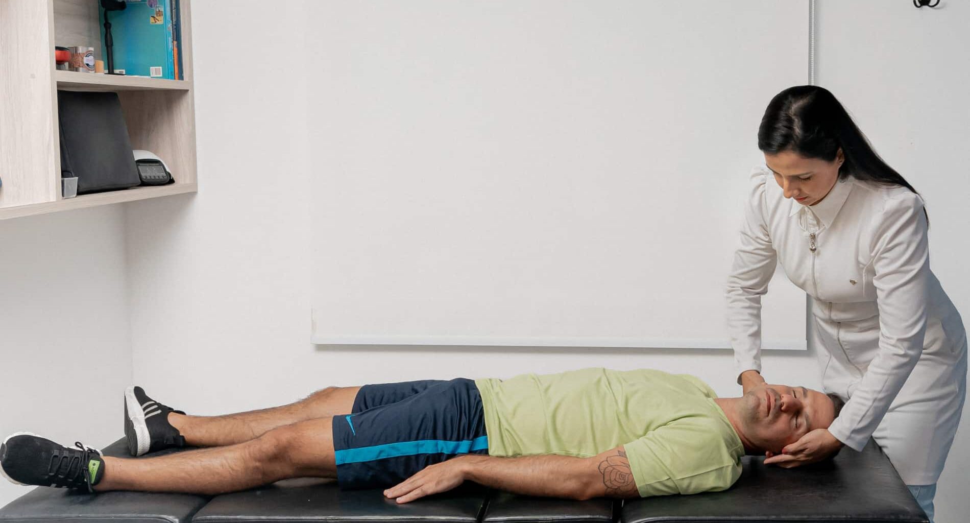 foto de como é a fisioterapia do itc vertebral
