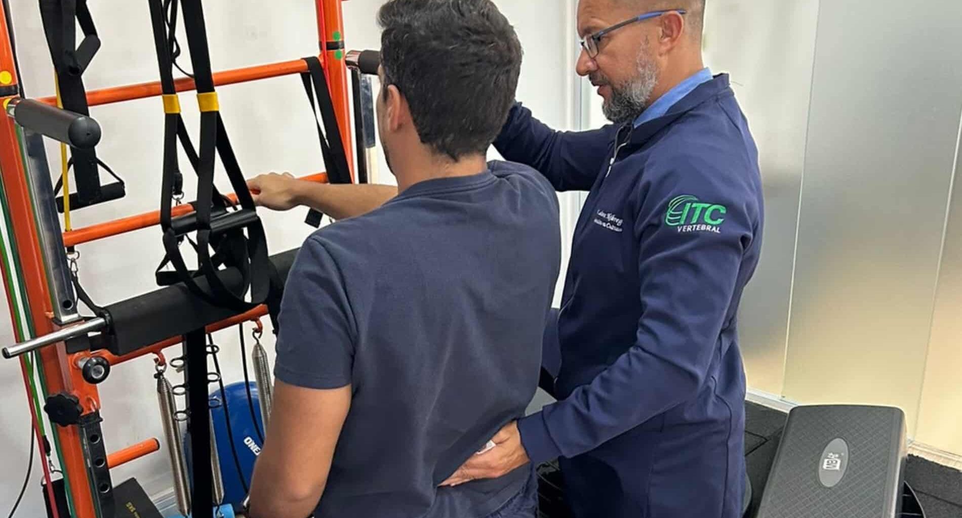 foto de como é a fisioterapia do itc vertebral